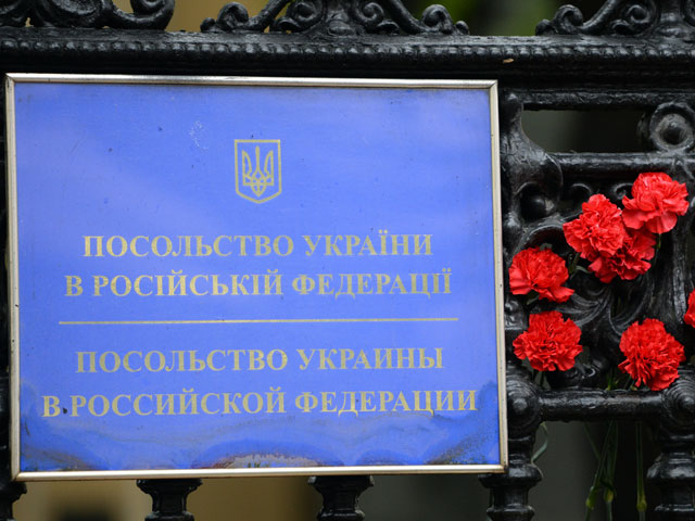 Возле украинского посольства в Москве прошел "Марш памяти и скорби" по жертвам вооруженных столкновений на Украине