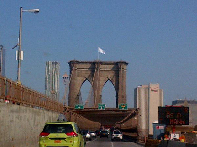 Замена американских флагов на белые на знаменитом Бруклинском мосту в Нью-Йорке в конце июля была не попыткой запугать жителей мегаполиса, как посчитали многие из них, а творческим проектом