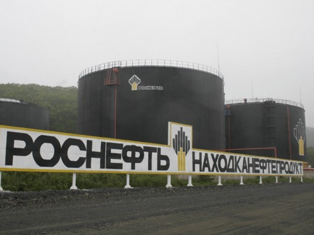 Японские компании, крупные покупатели нефти сорта ВСТО, не смогли принять участие в тендерах "Роснефти" на поставку сырья. Банки, испугавшись санкций, отказали им в финансировании сделок