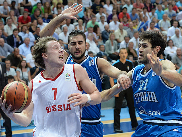 Мужская сборная России потерпела второе поражение в ходе отборочного турнира чемпионата Европы 2015. На этот раз российские баскетболисты уступили дома команде Италии 63:65 (14:12, 14:13, 23:18, 12:22)