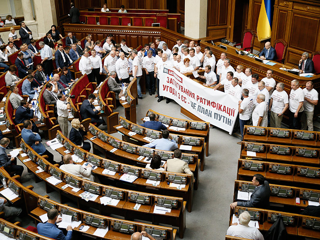 Верховная Рада в четверг приняла инициированный правительством закон о международных санкциях за поддержку и финансирование терроризма на Украине, за это решение проголосовали 244 депутата