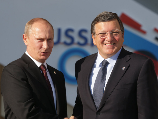 Председатель Еврокомиссии Жозе Мануэл Баррозу и президент России Владимир Путин договорились по телефону о проведении консультаций по вопросам, связанным с реализацией Соглашения об ассоциации ЕС-Украина, а также с поставками газа