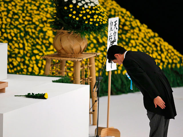 Премьер-министр Японии Синдзо Абэ по случаю годовщины капитуляции во Второй мировой войне направил подношение токийскому храму Ясукуни, который считается в азиатских странах символом японского милитаризма