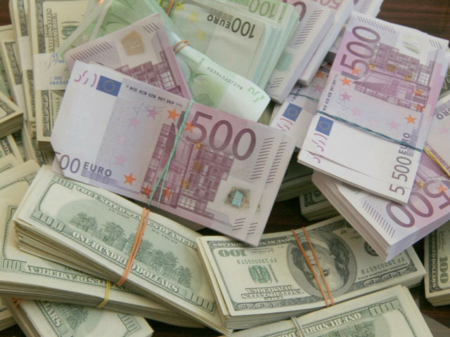 Россияне перекладывают депозиты в валюту