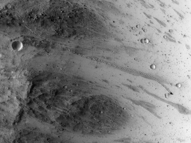 Специалисты NASA зафиксировали на Марсе довольно необычные следы - пунктирную линию, длиной около 500 метров и похожую на символ "~"