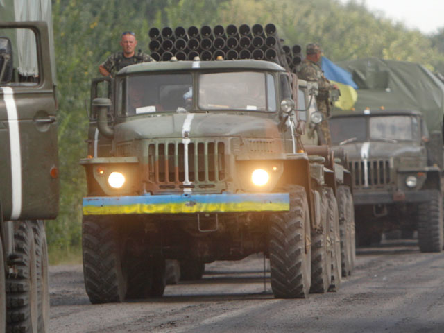 Украинские власти рапортуют, что колонна бронетехники из РФ, которая, по словам иностранных журналистов, пересекла границу России с Украиной, была частично уничтожена