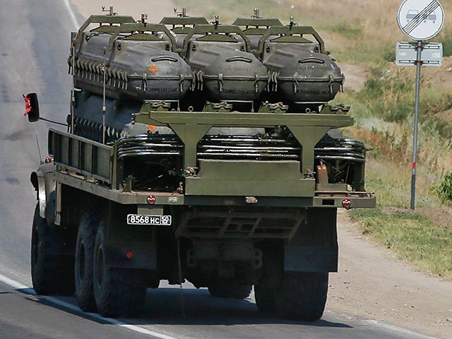 В объективы фоторепортеров попало несколько машин с контейнерами для ракет ЗРК "Бук", которые российские военные перевозят по направлению к границе Украины. Фотографии были сделаны агентством Reuters возле города Каменск-Шахтинский