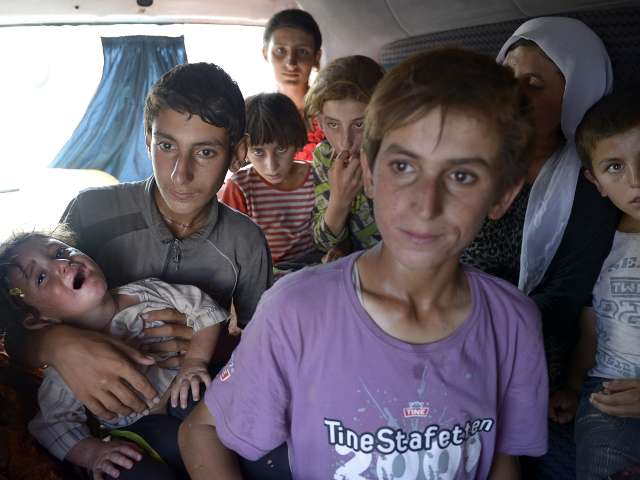 Подавляющее большинство убитых боевиками сирийцев - мирные граждане, принадлежащие к племени Аш-Шеитат, проживающего в провинции Дейр эз-Зор. Их казнили через отрубание головы.