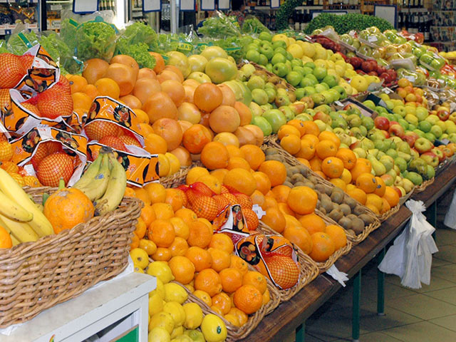 В Калининградскую область начали завозить разрешенные иностранные яблоки, помидоры и виноград