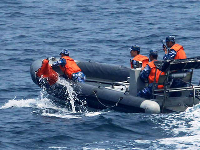 Судно с туристами затонуло у берегов Индонезии, 15 человек пропали без вести