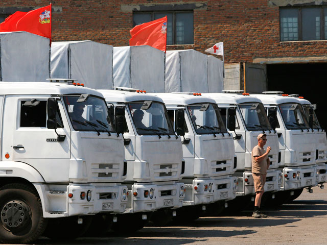Белые КамАЗы с российской помощью прибыли на КПП на границе Украины 