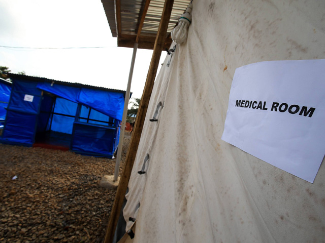 В столице Либерии Монровии группа вооруженных людей напала на центр карантина лиц, зараженных вирусом Эбола