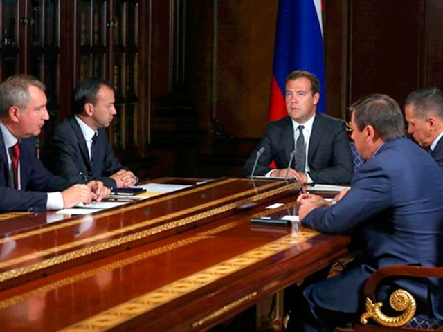 На совещании с вице-премьерами 18 августа премьер-министр Дмитрий Медведев объявил о создании во Владивостоке очередной ОЭЗ. Зона промышленного типа, по словам вице-премьера Юрия Трутнева, позволит создать 3,4 тысяч рабочих мест