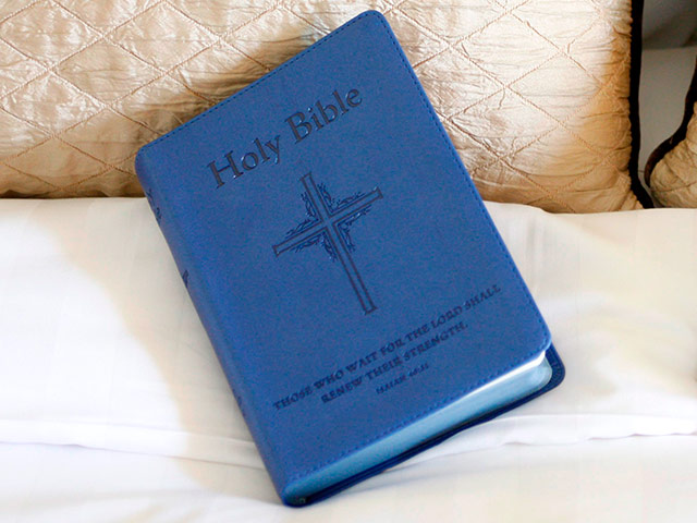 Руководство британской гостиничной cети Travelodge решило убрать Библии из всех номеров 500 своих отелей, так как, по их мнению, "никакая религия не должна дискриминироваться", а британское общество "относится к разным культурам"