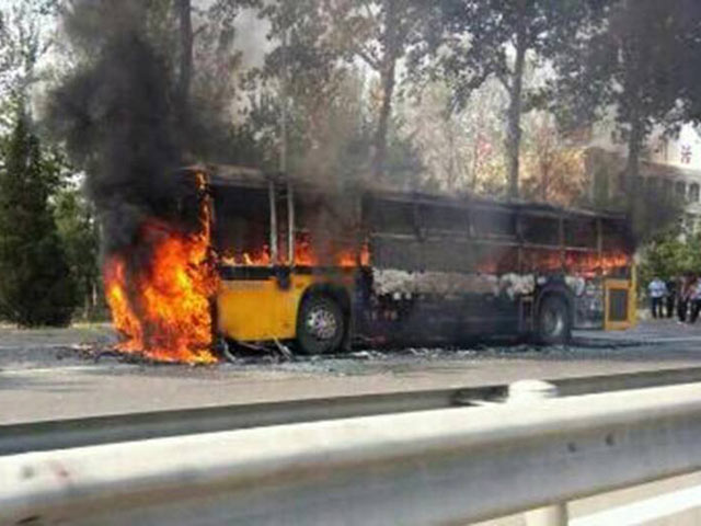 В Китае неизвестный поджег автобус, одна женщина погибла, 19 пострадавших
