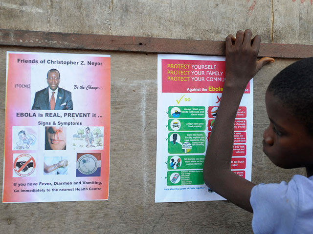 В Либерии, охваченной лихорадкой Эбола, от которой пока не существует действенной вакцины, полиция разогнала акцию протеста, начавшуюся из-за введения карантина в одном из районов столицы Монровии