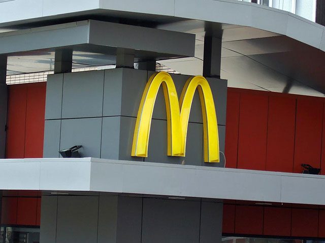 Ресторан "Макдоналдс" на Свободном проспекте, 35б, о запрете деятельности которого ранее сообщил Роспотребнадзор, не закрыт, а работает в обычном режиме