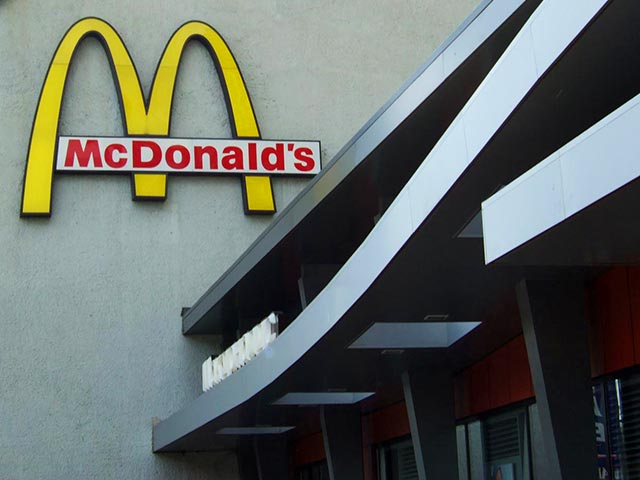 После закрытия нескольких столичных McDonald&#8217;s, Роспотребнадзор начал внеплановую проверку ресторанов сети быстрого питания в Свердловской области