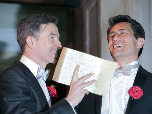 В Великобритании с момента вступления в силу закона о том, что однополые пары могут официально вступать в браки, зарегистрировались более 1400 гей-пар