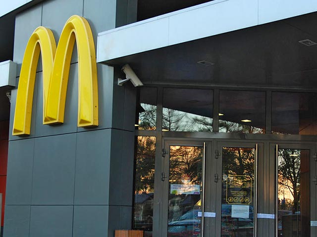 Сотрудники Роспотребнадзора, устроившие внеплановые проверки в ресторанах McDonald's Татарстана, возбудили девять административных дел, одно из них - против юридического лица