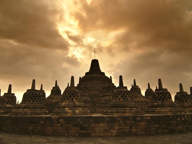 Индонезийские сторонники "Исламского государства" пригрозили взорвать знаменитый храм Боробудур