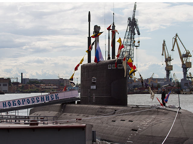 Головную дизель-электрическую подводную лодку "Новороссийск" (проект 636.3 "Варшавянка"), первую из предназначенных для Черноморского флота РФ, передали ВМФ России