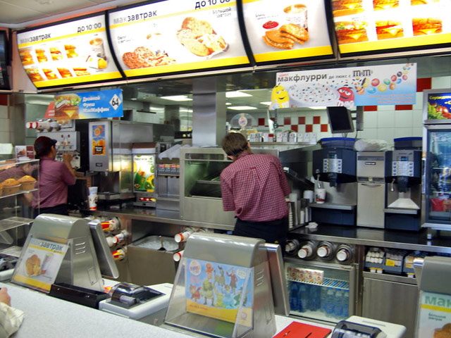 В рамках проверок ресторанов сети быстрого питания McDonald&#8217;s, которые начались по всей стране после закрытия нескольких заведений сети в Москве, сотрудники Роспотребнадзора пришли в два ресторана в Пензенской области