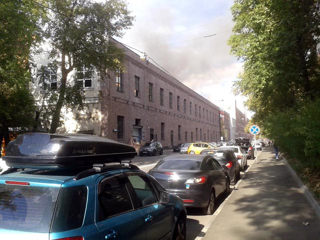 На юге Москвы горит склад, площадь пожара достигла 1000 кв. м