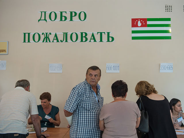 Около 200 человек приняли участие во внеочередных выборах президента Абхазии на избирательном участке в Москве на 12:00 мск.