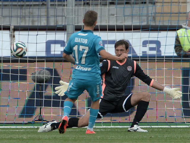 В минувшем туре "Зенит" на своем поле усилиями Олега Шатова и Халка забил два безответных мяча в ворота пермского "Амкара"