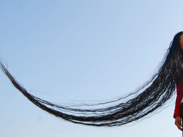 Китаянка выставила на торги собственные волосы длиной два метра
