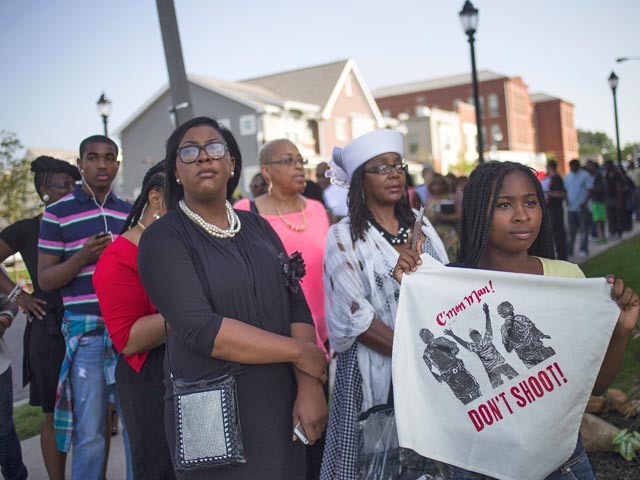 Сотни людей пришли на похороны чернокожего юноши Майкла Брауна, убитого полицейским при невыясненных обстоятельствах в Фергюсоне, штат Миссури