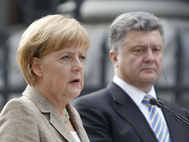 Президент Украины Петр Порошенко в ходе телефонного разговора с федеральным канцлером Германии Ангелой Меркель обсудил пути мирного урегулирования ситуации на Донбассе