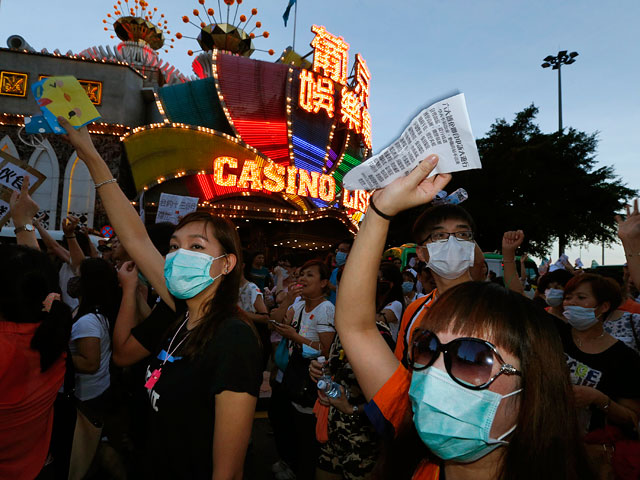 Китайский "Лас-Вегас" взбунтовался: работники казино требуют прибавки к жалованью, а жители - демократии