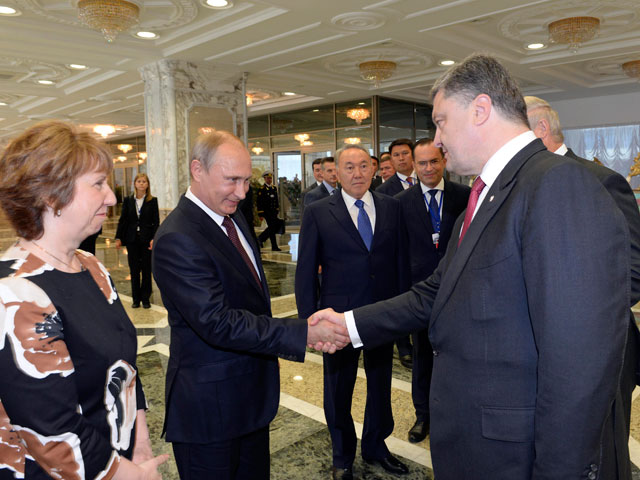 Путин встретился с Порошенко в компании представителей ЕС