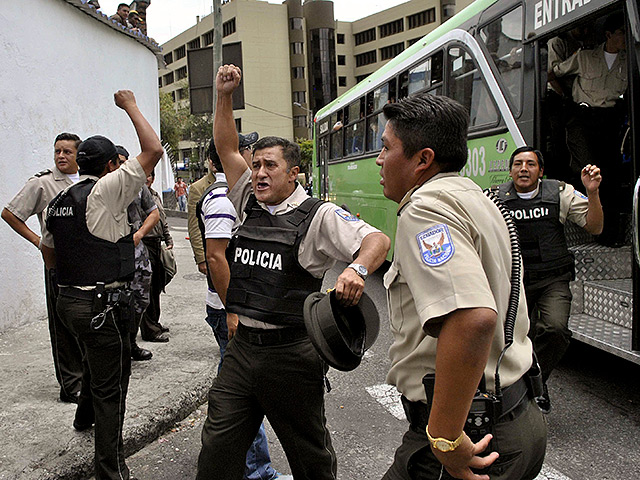 Эквадорский суд приговорил к 12 годам лишения свободы шесть полицейских по обвинению в попытке покушения на президента Рафаэля Корреа во время беспорядков, произошедших в стране в 2010 году