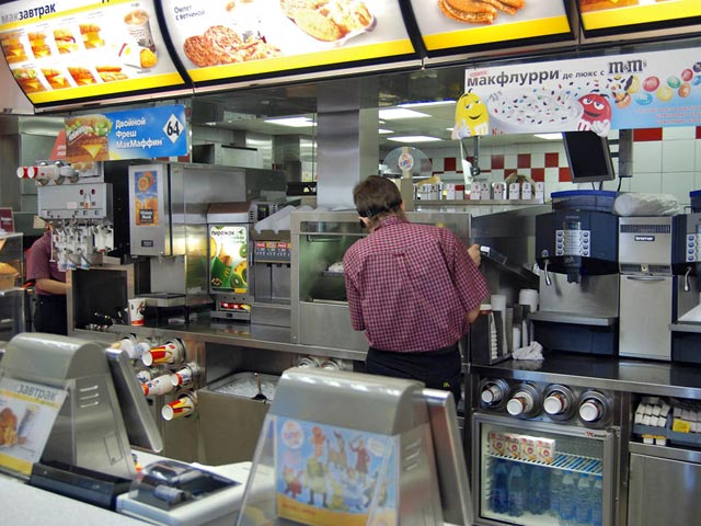 Тверской суд Москвы в среду приостановил на 90 суток деятельность американского ресторана McDonald's, расположенного на первом этаже торгового комплекса "Охотный ряд"
