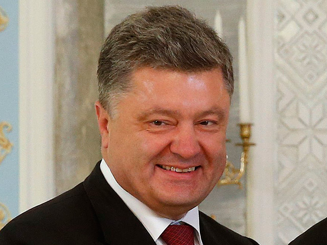Прибывший на съезд президент Украины Петр Порошенко дал разрешение на использование его имени в названии партии