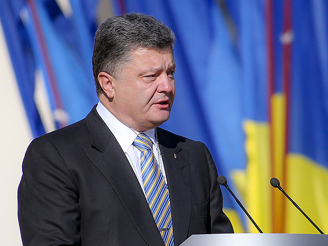 Президент Украины Петр Порошенко подписал указ о решениях Совета национальной безопасности и обороны (СНБО), согласно которому в Россию запрещается экспорт товаров военного назначения и двойного использования, за исключением космической техники