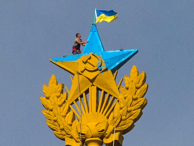 Таганский районный суд Москвы поместил под арест руфера Владимира Подрезова по подозрению в причастности к покраске звезды на шпиле "сталинской" высотки в центре Москвы в цвета украинского флага