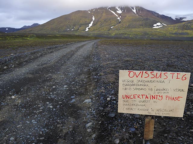 Сразу в двух уголках Земли - в Исландии и Папуа-Новой Гвинее - начались извержения вулканов. В обоих случаях выбросы вулканического пепла могут угрожать авиасообщению, поскольку происходят в непосредственной близости от регулярных маршрутов