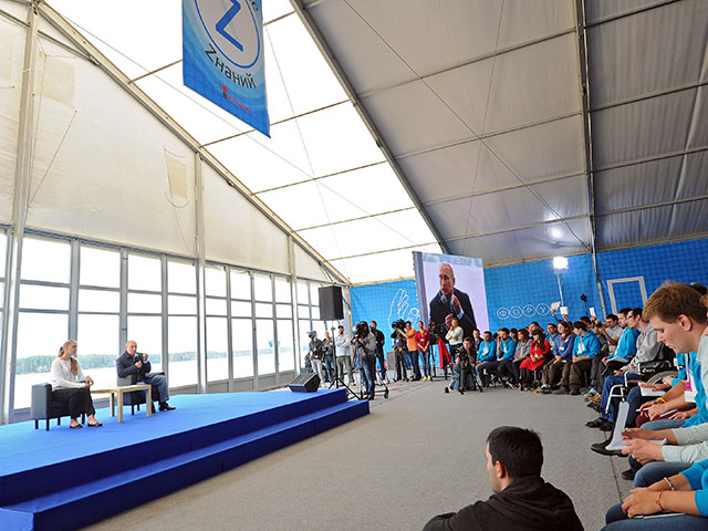 В ходе общения с участниками форума глава государства, как и ожидалось, затронул тему кризиса на Украине