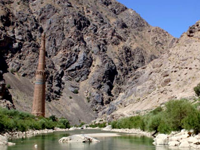 В Афганистане Джамский минарет, простоявший более 800 лет, может разрушиться, потому что власти не могут защитить его от наводнений