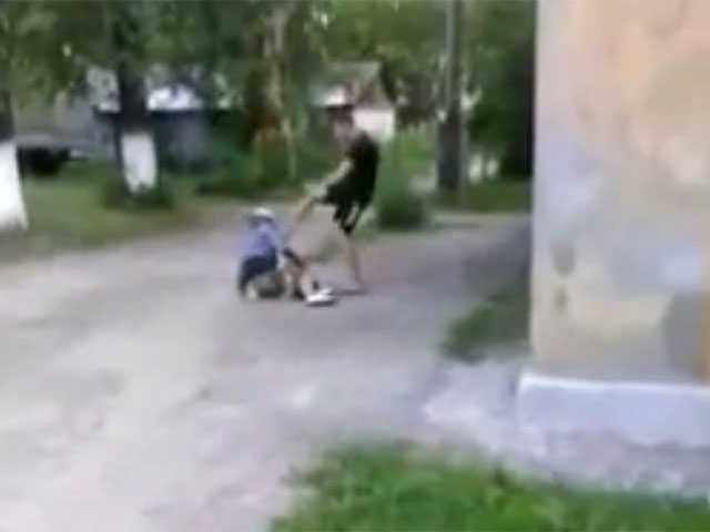 Пользователи российского сегмента интернета изобличили двух несовершеннолетних жителей Нижегородской области в жестоком обращении с пожилой женщиной на улице
