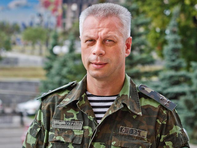 Украинские военные, которые попали в окружение под Иловайском, отказались сдавать оружие сепаратистам ради предоставления им коридора для отступления. Об этом заявил Андрей Лысенко