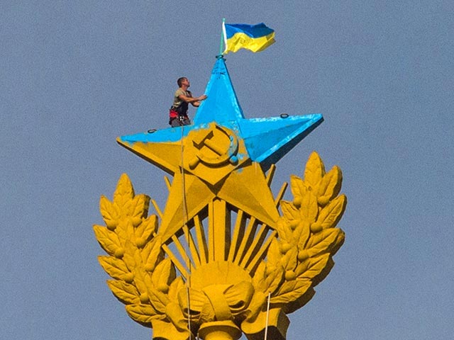 Украинский руфер по имени Григорий, известный под псевдонимом Mustang Wanted, который раскрасил в цвета украинского флага звезду на сталинской высотке на Котельнической набережной в Москве, получит 10 тысяч долларов