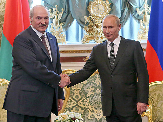 Президент России Владимир Путин поздравил белорусского президента Александра Лукашенко с 60-летием и подписал указ о награждении его орденом Александра Невского