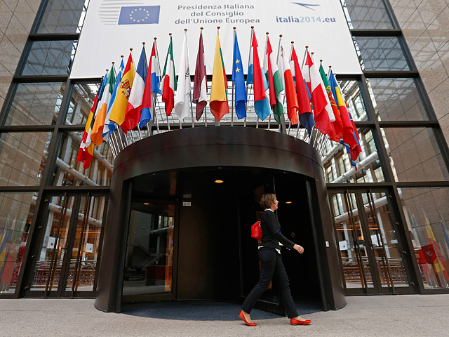 Саммит глав государств и правительств 28 стран Евросоюза открылся в Брюсселе. В центре внимания внеочередной встречи - ситуация на Украине и назначения на ключевые посты в руководстве ЕС