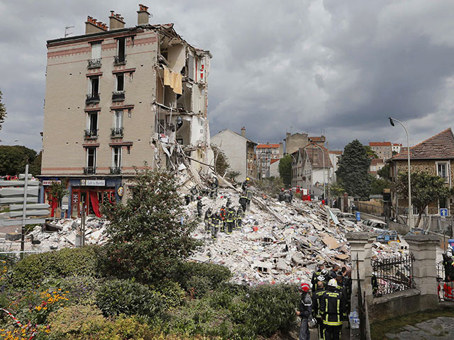 В Париже обрушился четырехэтажный дом: двое погибших, десять пропавших