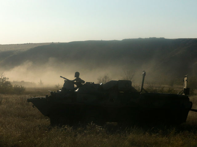 Также, по словам министра обороны Украины, в эти минуты идут военные действия в районе Луганского аэропорта.